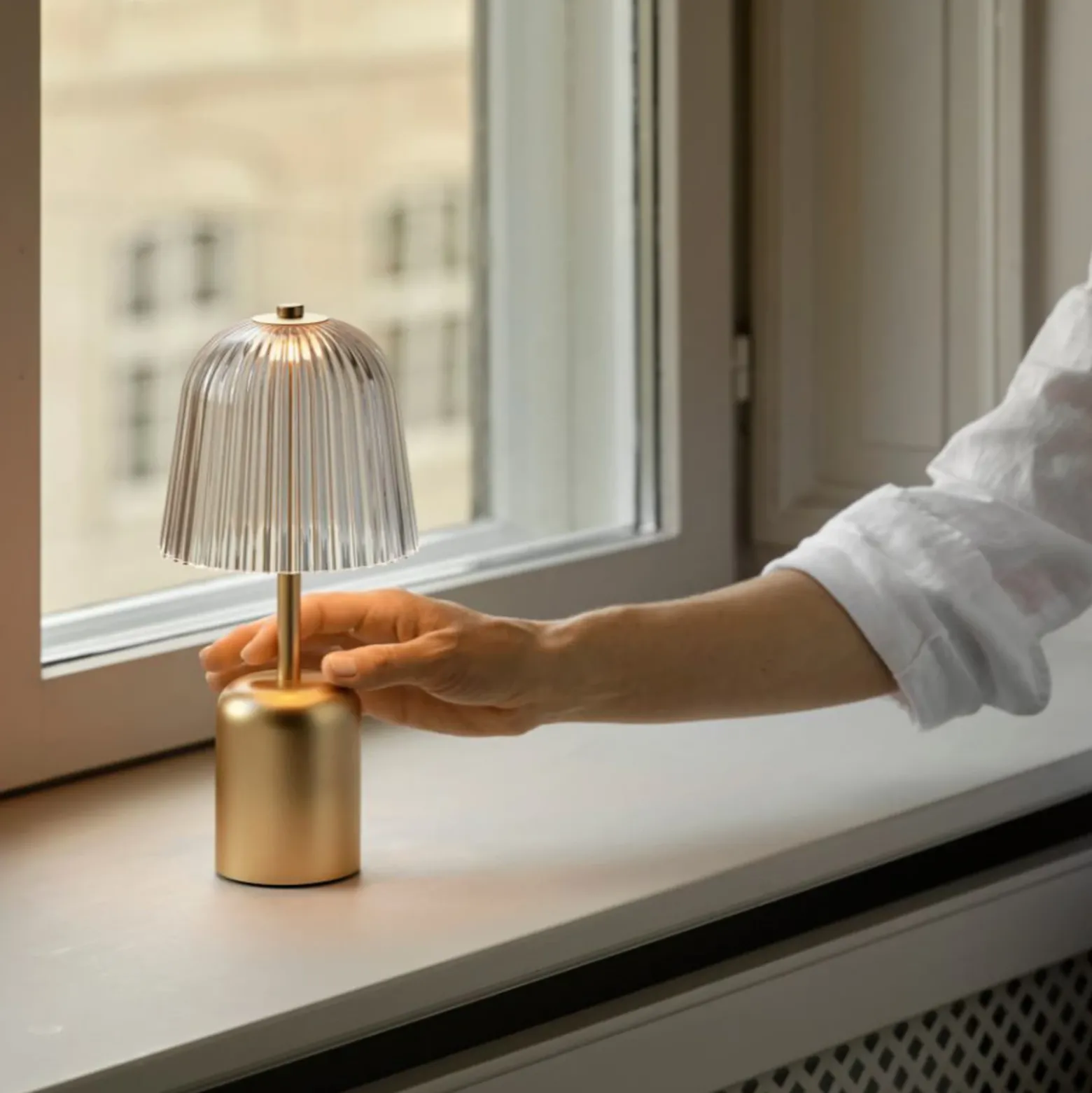 lámpara de mesa recargable LED Nuura Asteea, color latón, altura 27 cm