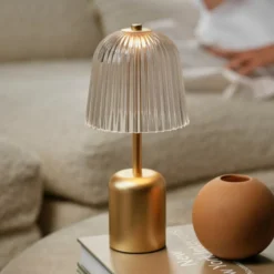 lámpara de mesa recargable LED Nuura Asteea, color latón, altura 27 cm