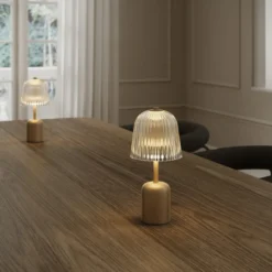 lámpara de mesa recargable LED Nuura Asteea, color latón, altura 27 cm