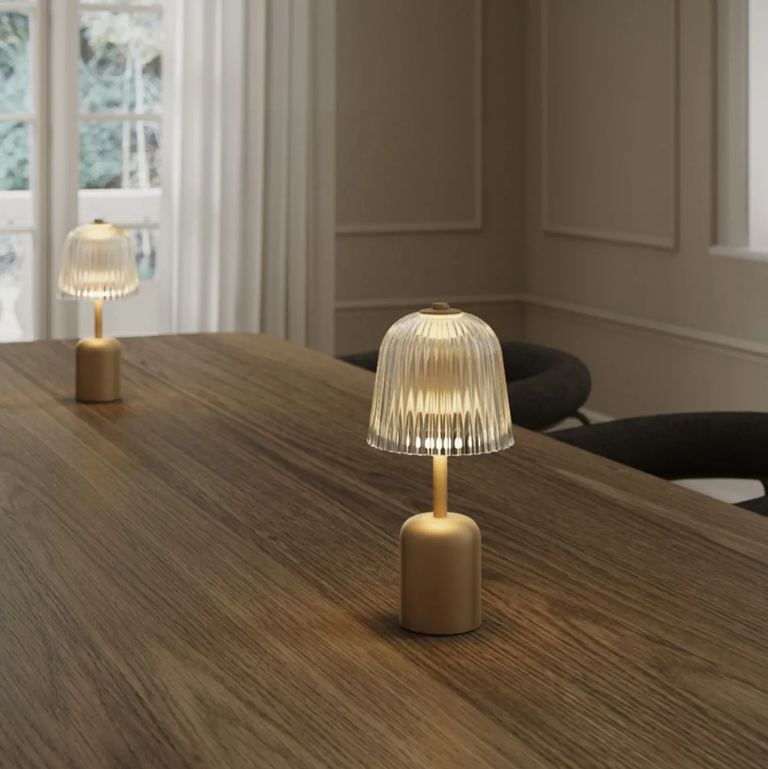lámpara de mesa recargable LED Nuura Asteea, color latón, altura 27 cm