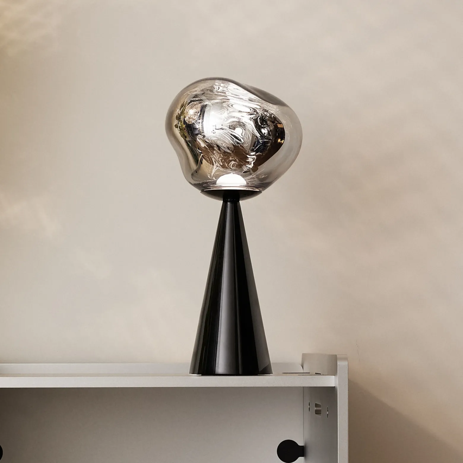 Lámpara de mesa recargable LED Melt Portable de Tom Dixon, negra, 29 cm