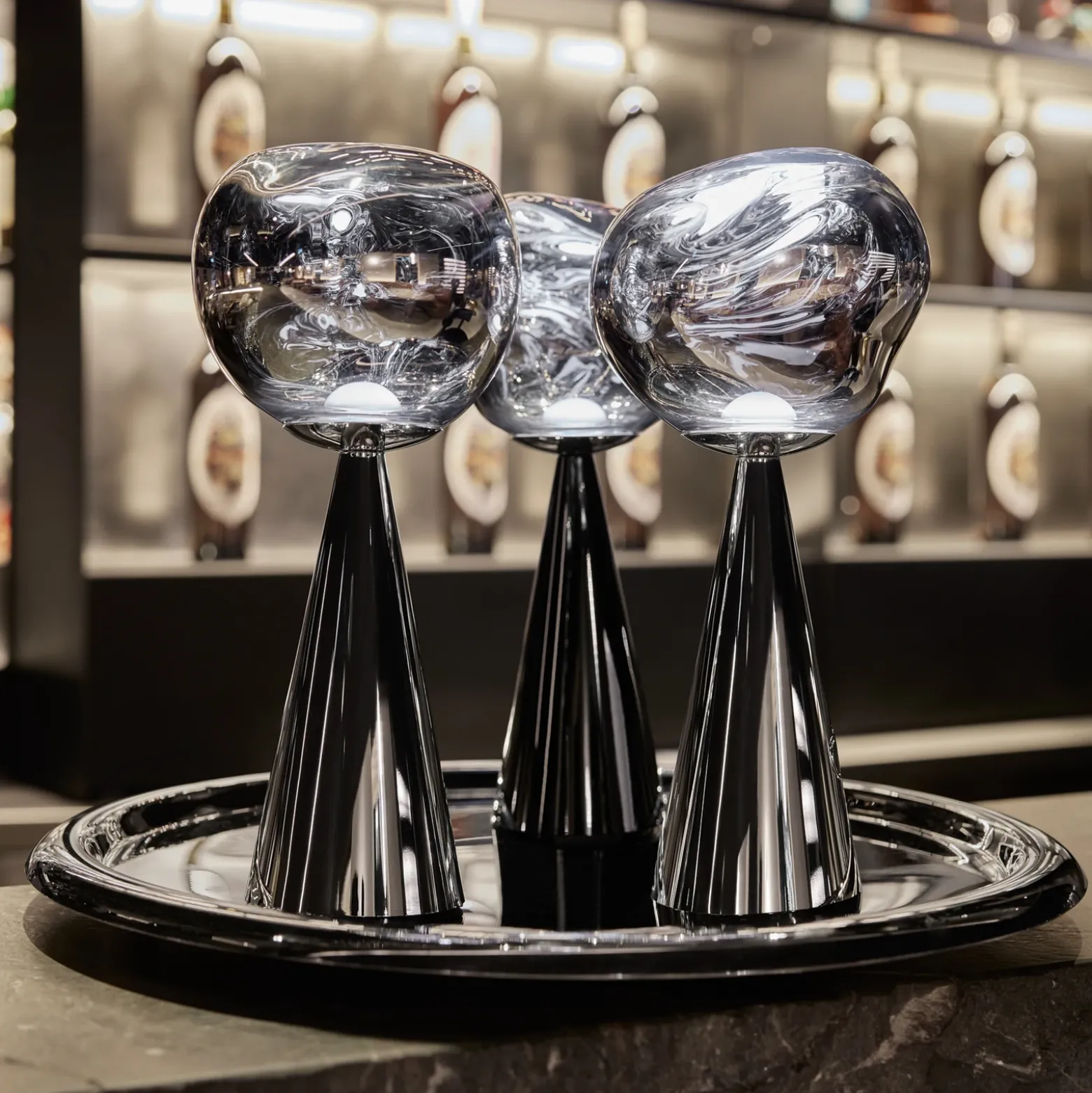 Lámpara de mesa recargable LED Melt Portable de Tom Dixon, plateada, 29 cm