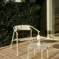 Lámpara de mesa recargable LED Luceo de AYTM, blanca, IP44