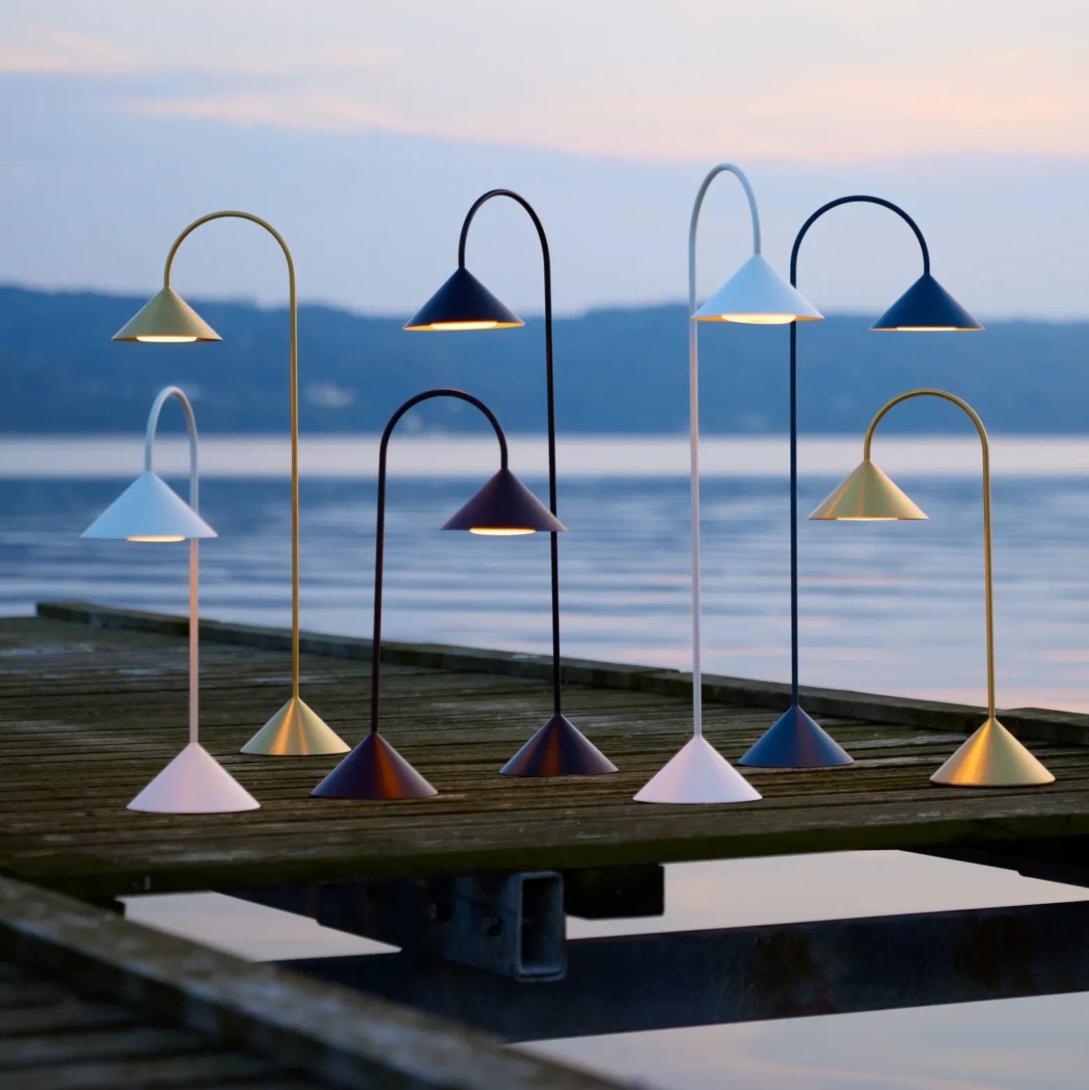 Lámpara de mesa recargable LED FRANDSEN Grasp, color latón, altura 47 cm