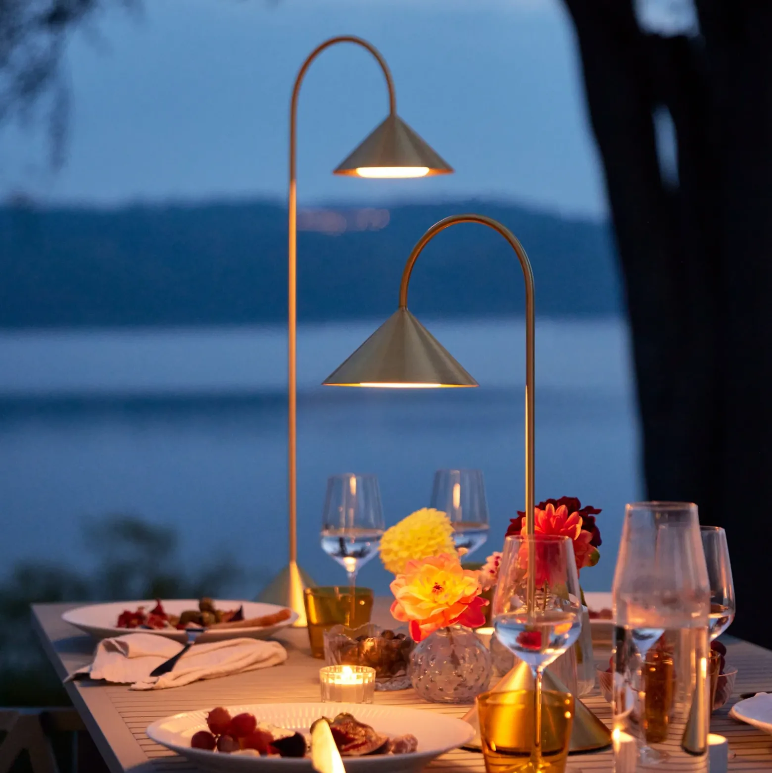 Lámpara de mesa recargable LED FRANDSEN Grasp, color latón, altura 47 cm
