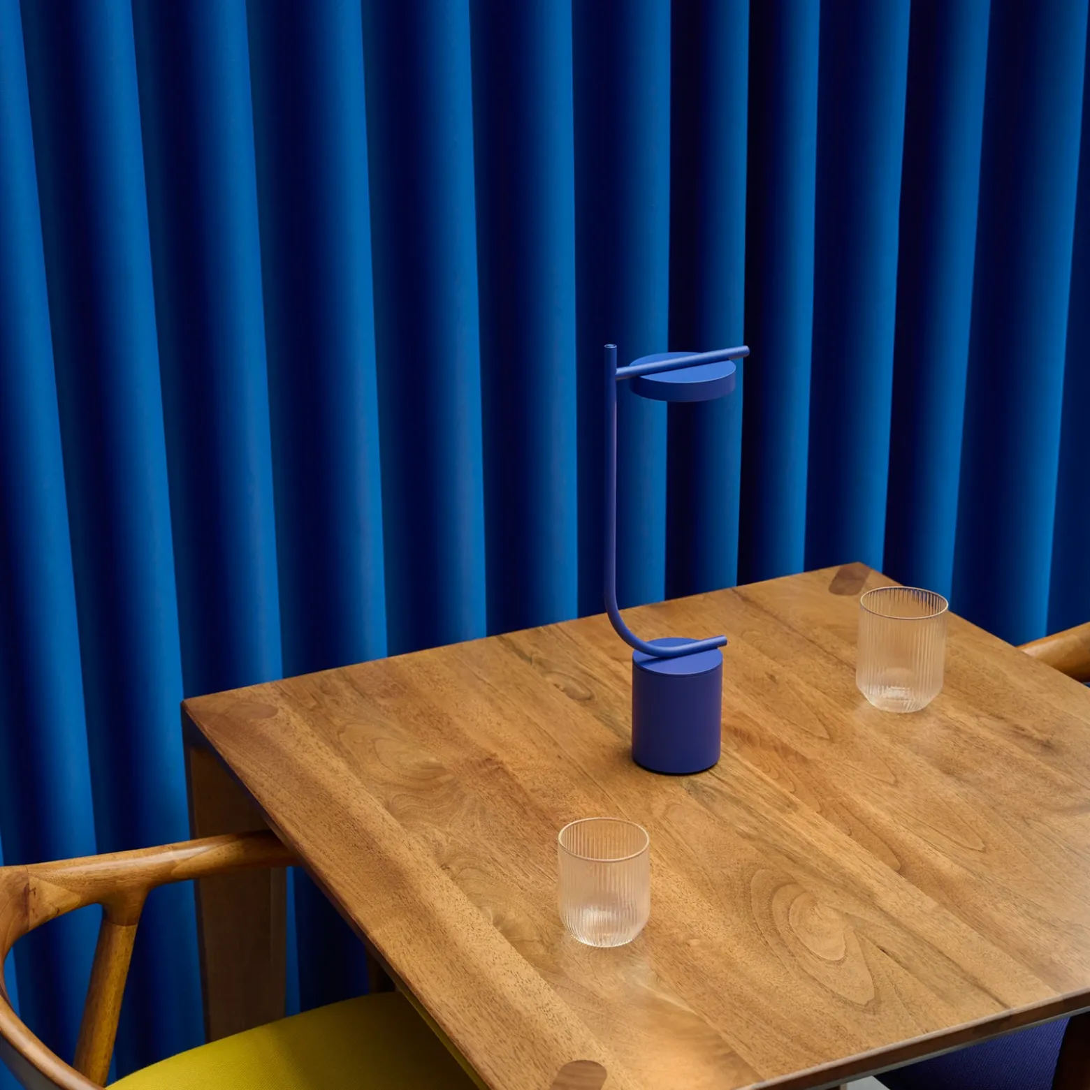 Lámpara de mesa recargable LED GRUPA Igram, azul, 40 cm, IP44