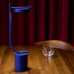 Lámpara de mesa recargable LED GRUPA Igram, azul, 40 cm, IP44