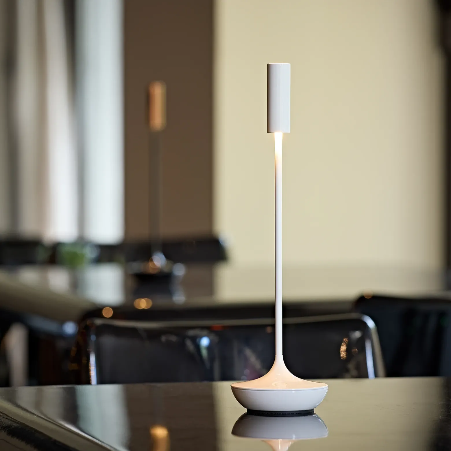 Lámpara de mesa recargable Nucandle LED, blanca, IP54, atenuable