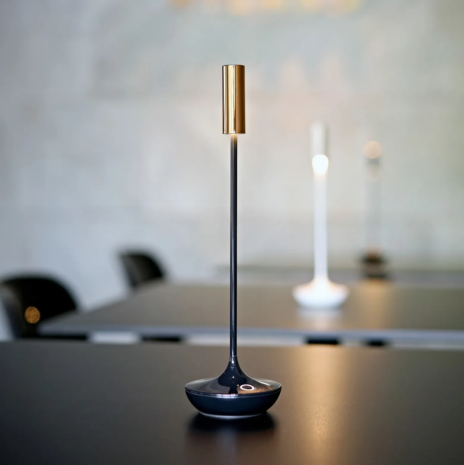 Lámpara de mesa recargable Nucandle LED, negra/cobre, IP54, atenuable