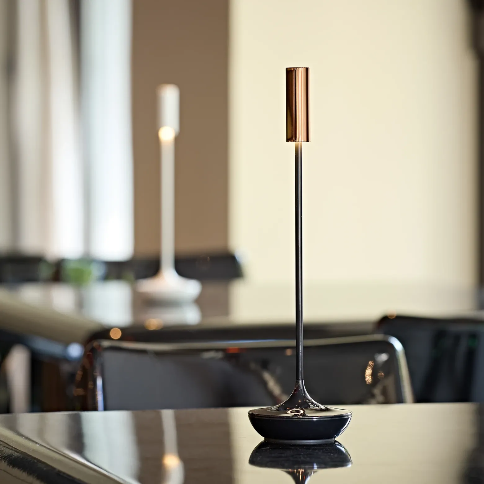Lámpara de mesa recargable Nucandle LED, negra/cobre, IP54, atenuable