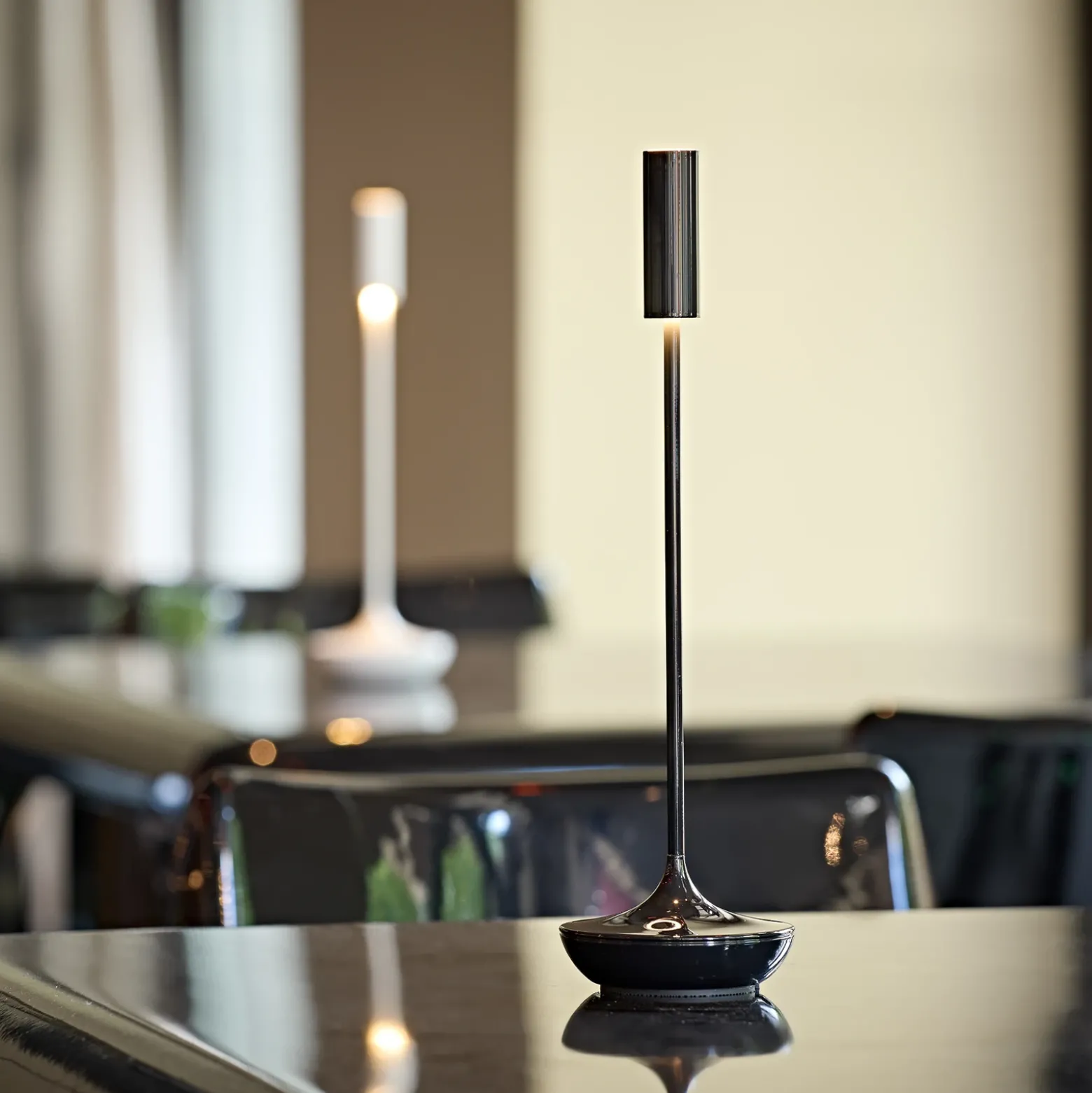 Lámpara de mesa recargable Nucandle LED, negra, IP54, atenuable