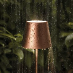 Lámpara de mesa recargable Nuindie LED, USB-C, bronce, IP54, atenuable