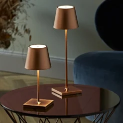 Lámpara de mesa recargable Nuindie LED, USB-C, bronce, IP54, atenuable