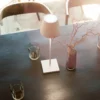 Lámpara de mesa recargable Nuindie LED, USB-C, blanca, IP54, atenuable