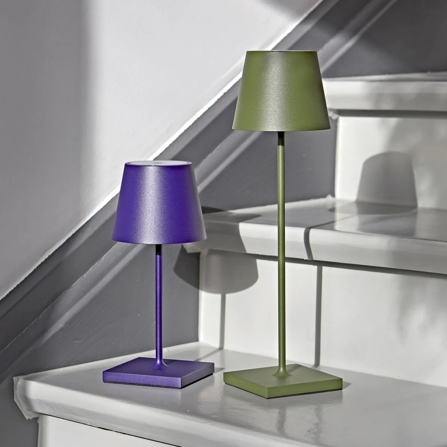 Lámpara de mesa recargable Nuindie LED, USB-C, verde abeto, IP54, atenuable