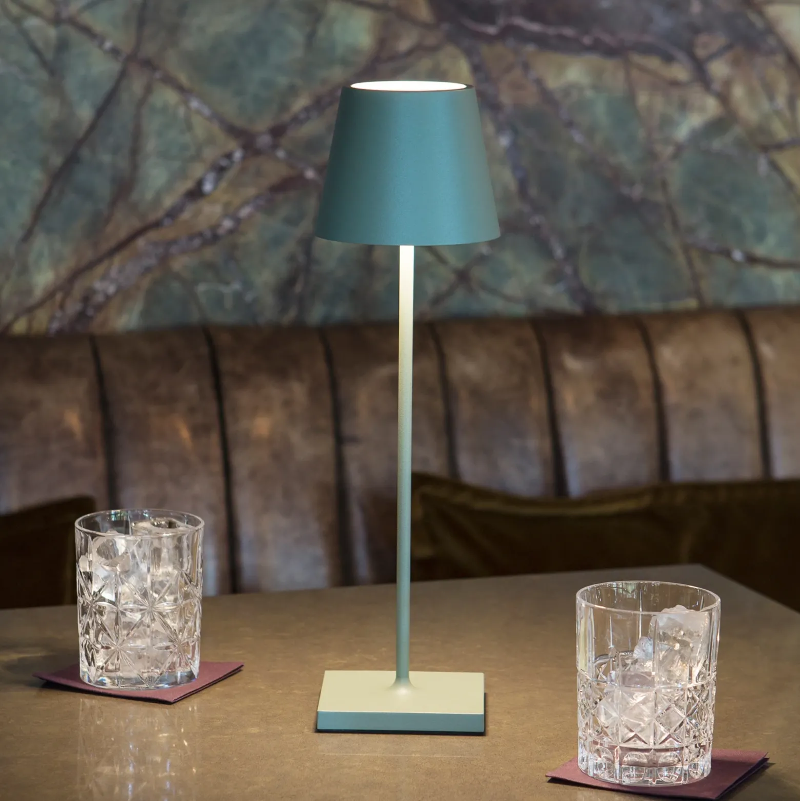 Lámpara de mesa recargable Nuindie LED, USB-C, verde salvia, IP54,