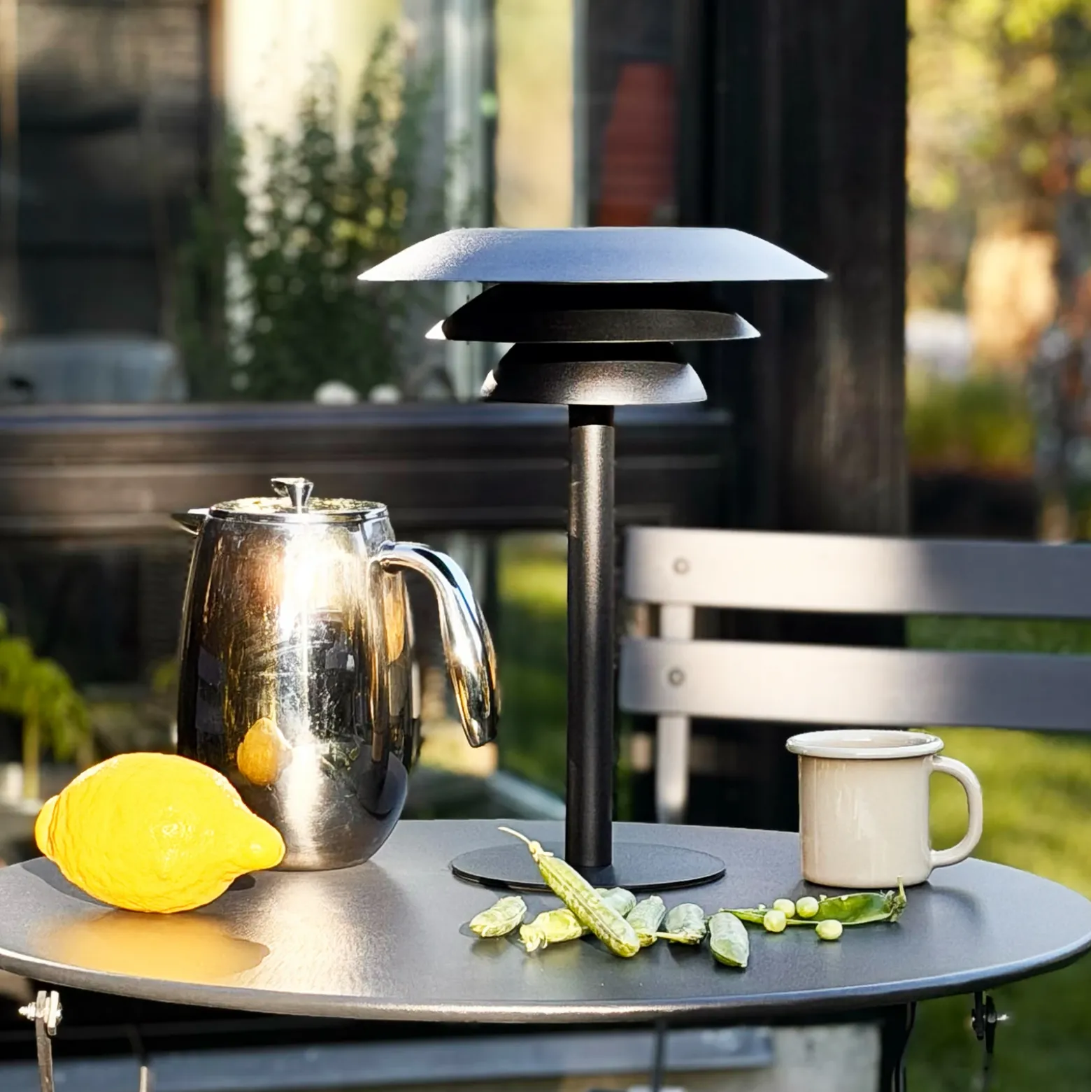 Lámpara de mesa solar Dyberg Larsen DL25, negra, de metal