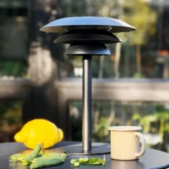 Lámpara de mesa solar Dyberg Larsen DL25, negra, de metal