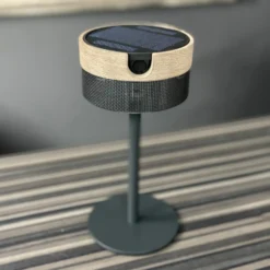 Lámpara de mesa solar LED Bateak, negra / gris teca, 2.700 K