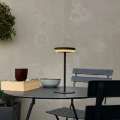 Lámpara de mesa solar LED Otera de Dyberg Larsen, negra, 25 cm, IP44