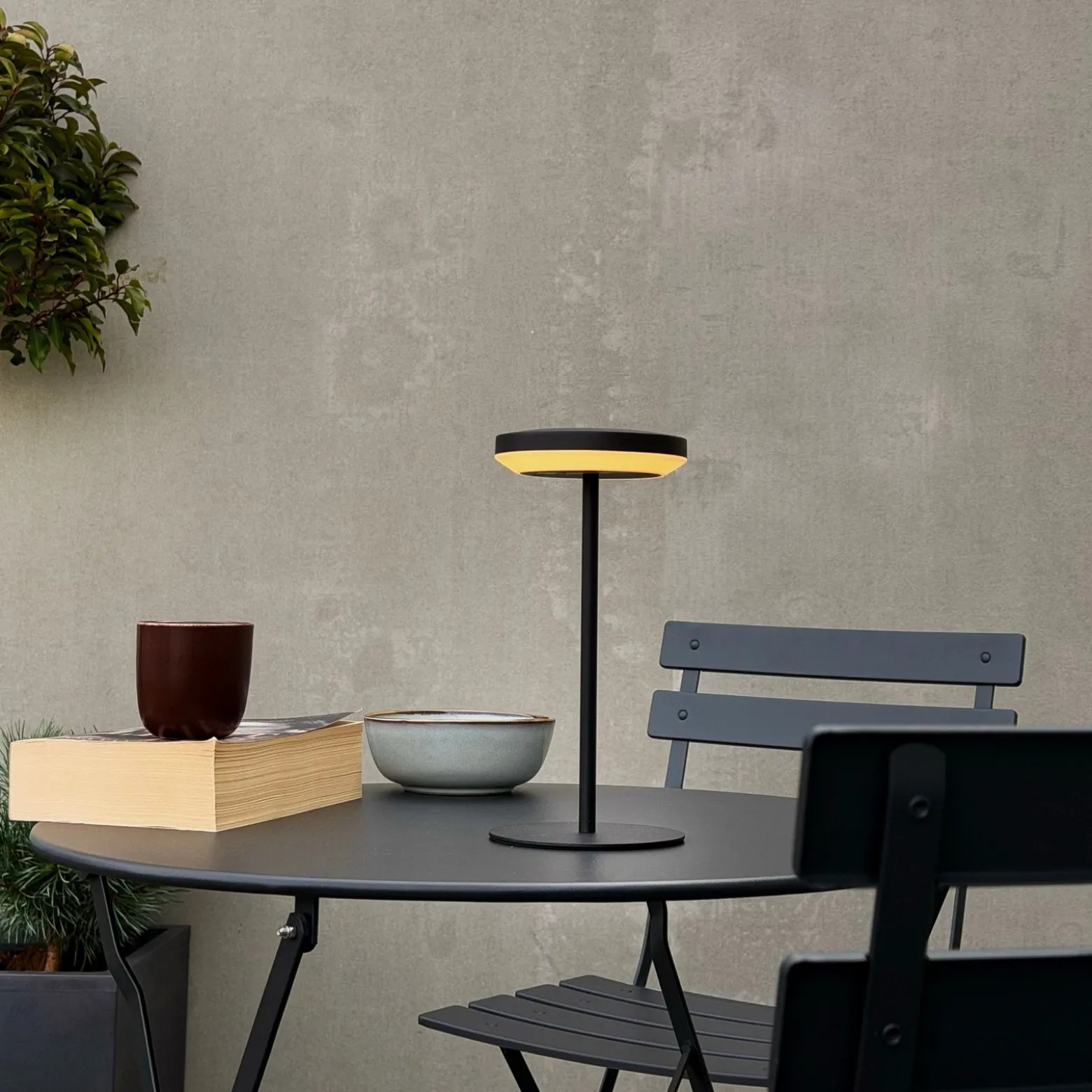 Lámpara de mesa solar LED Otera de Dyberg Larsen, negra, 25 cm, IP44