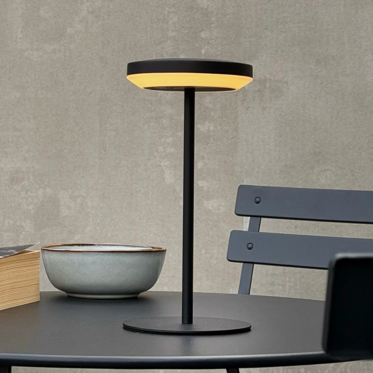Lámpara de mesa solar LED Otera de Dyberg Larsen, negra, 25 cm, IP44