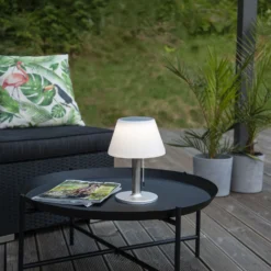 Lámpara de mesa solar LED Solia, interruptor tiro