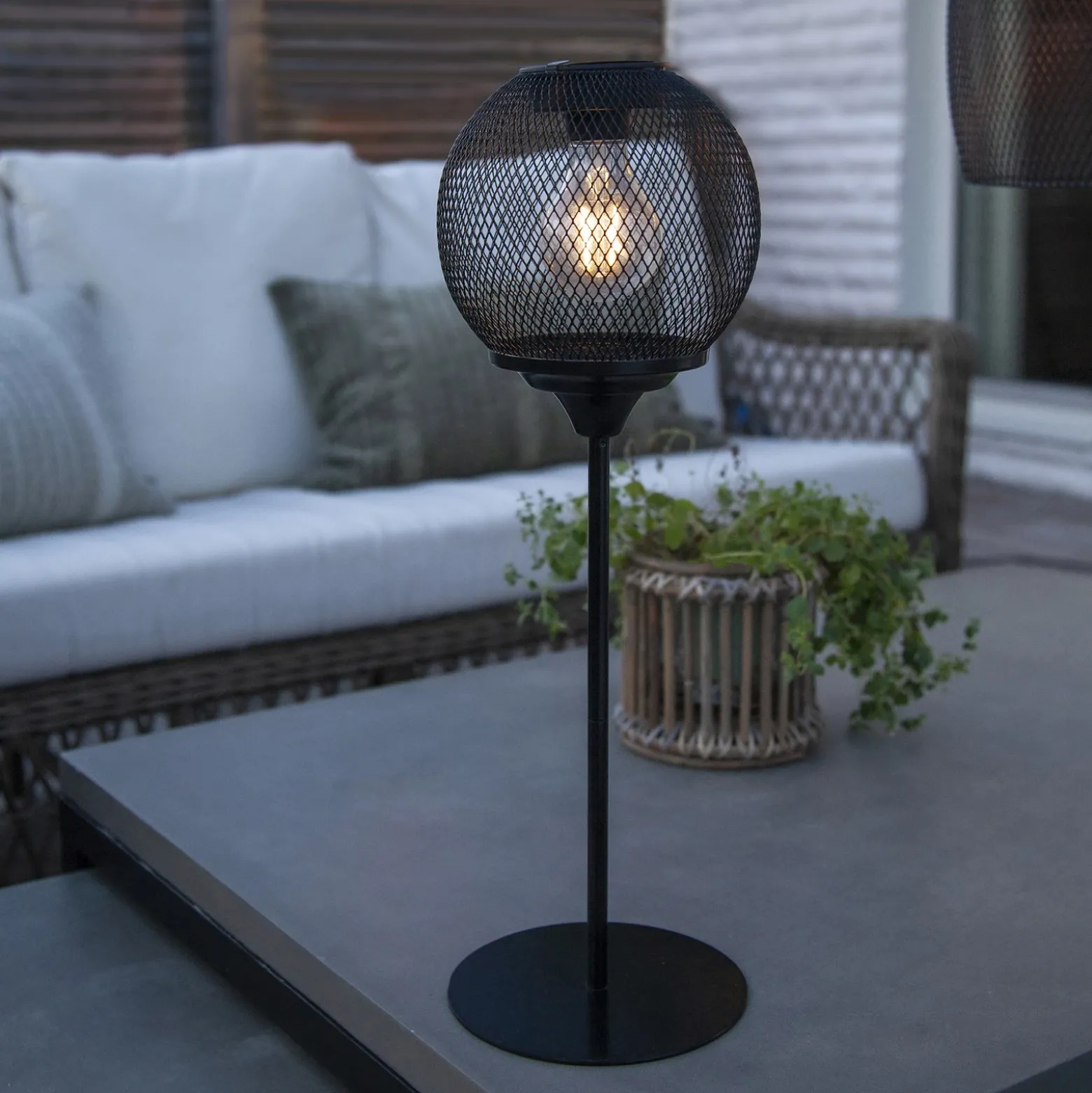 Lámpara de mesa solar LED Sunlight con malla