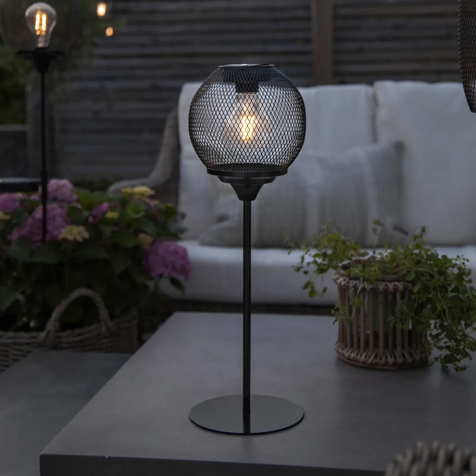 Lámpara de mesa solar LED Sunlight con malla