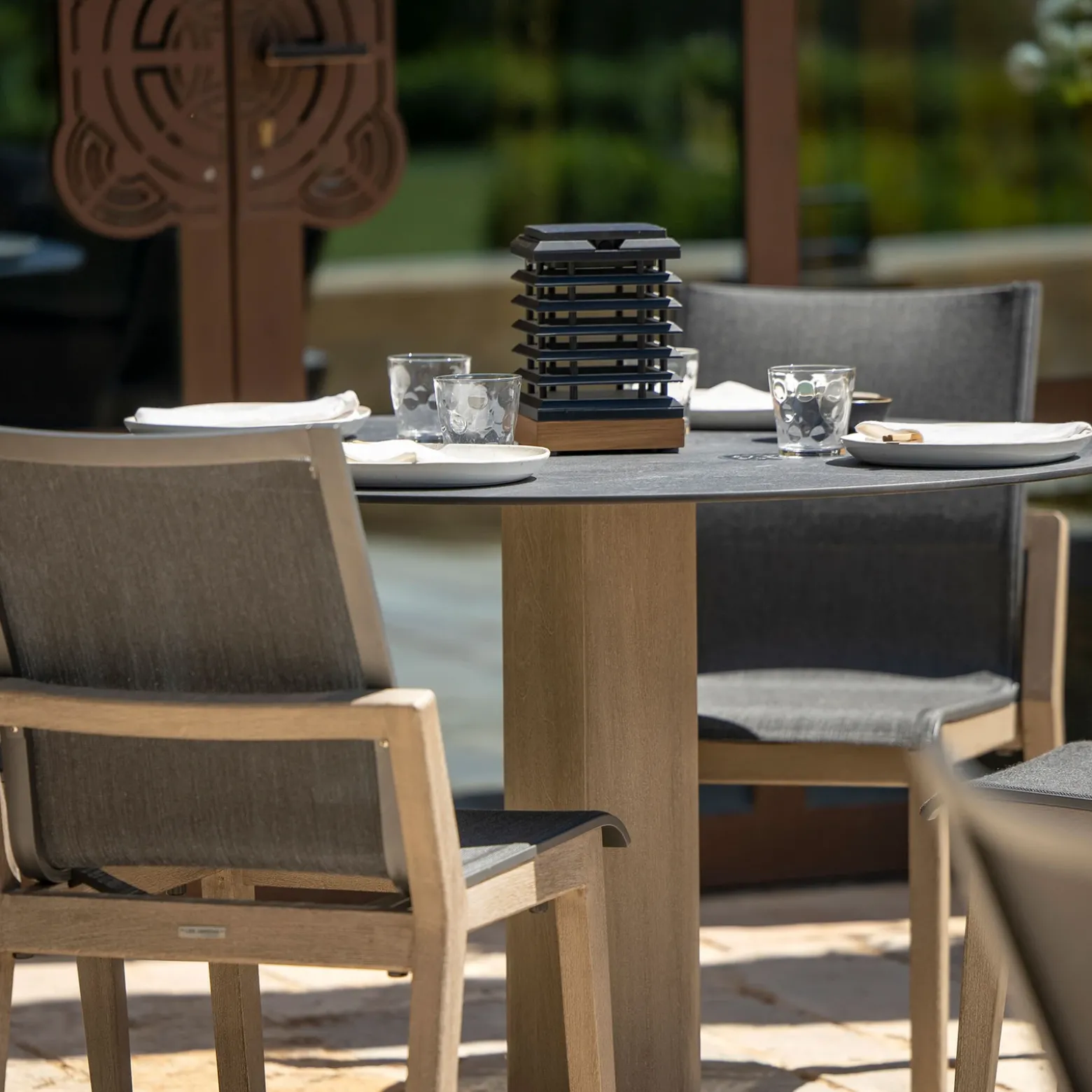 Lámpara de mesa solar LED Tekura de madera de teca