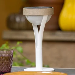 Lámpara de mesa solar Tyble LED, blanco / teca, 2.700 K, 200 lm