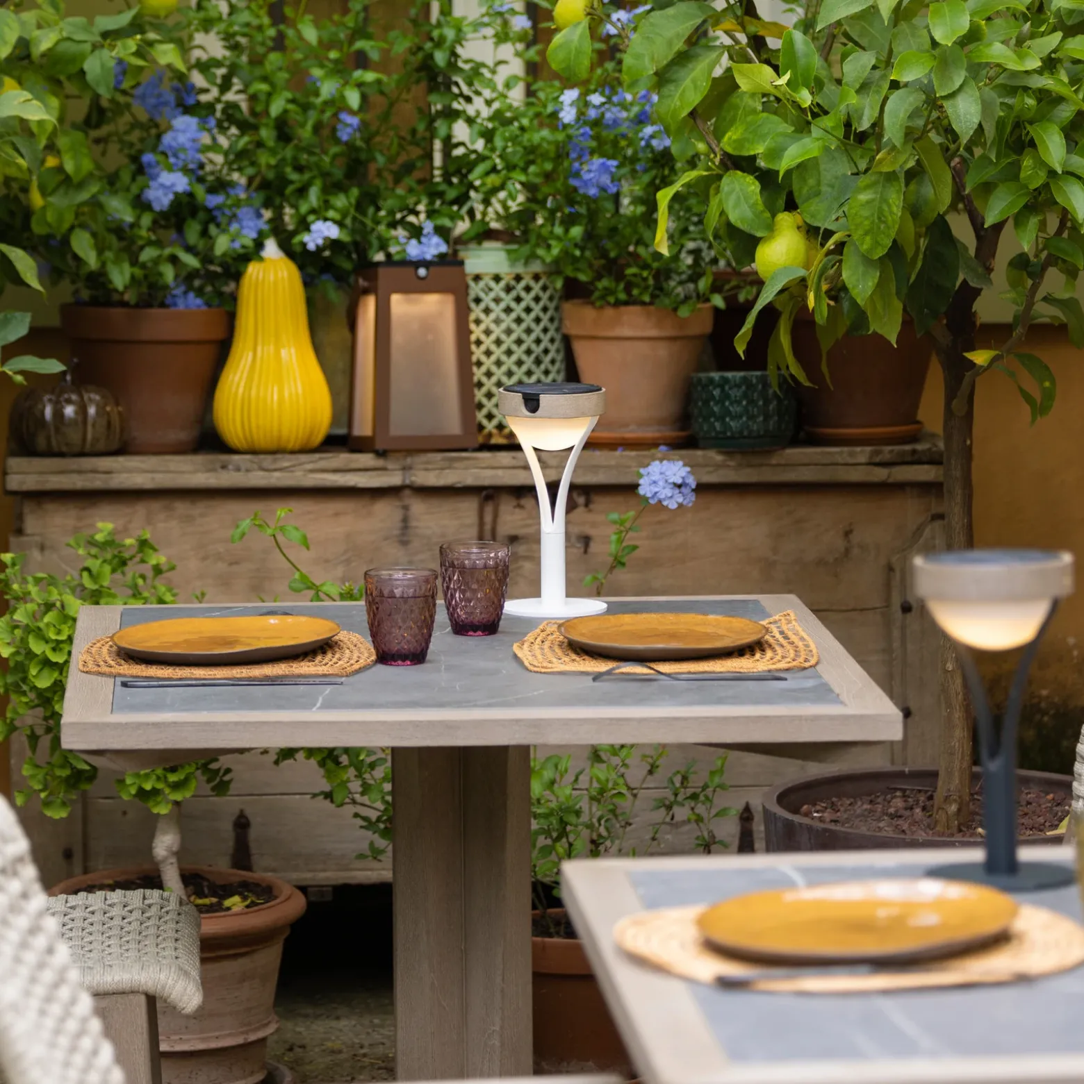 Lámpara de mesa solar Tyble LED, blanco / teca, 2.700 K, 200 lm