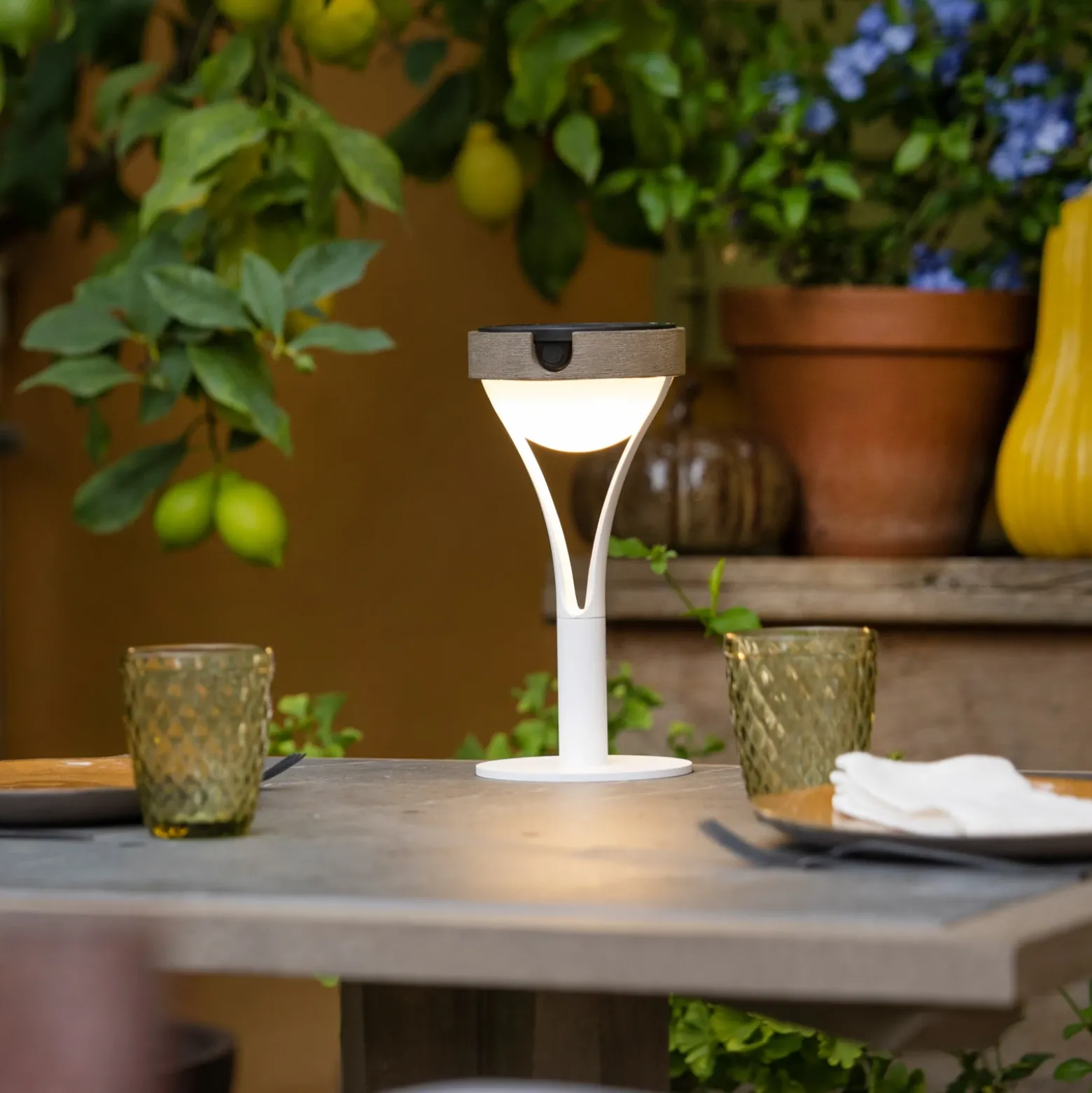 Lámpara de mesa solar Tyble LED, blanco / teca, 2.700 K, 200 lm