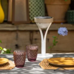 Lámpara de mesa solar Tyble LED, blanco / teca, 2.700 K, 200 lm