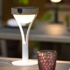 Lámpara de mesa solar Tyble LED, blanco / teca, 2.700 K, 200 lm