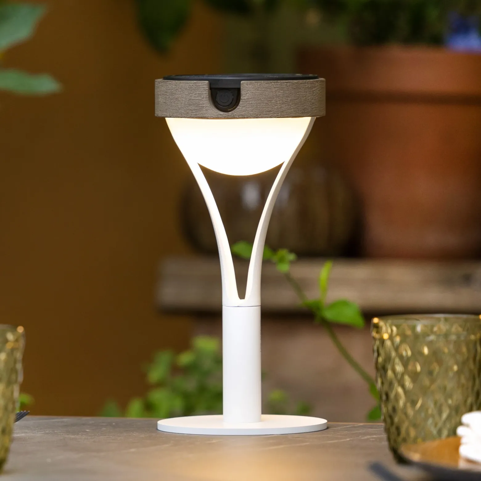 Lámpara de mesa solar Tyble LED, blanco / teca, 2.700 K, 200 lm