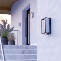 Lámpara de pared exterior con sensor LED EGLO GENOVESE, negra, 24 cm, IP65, CCT