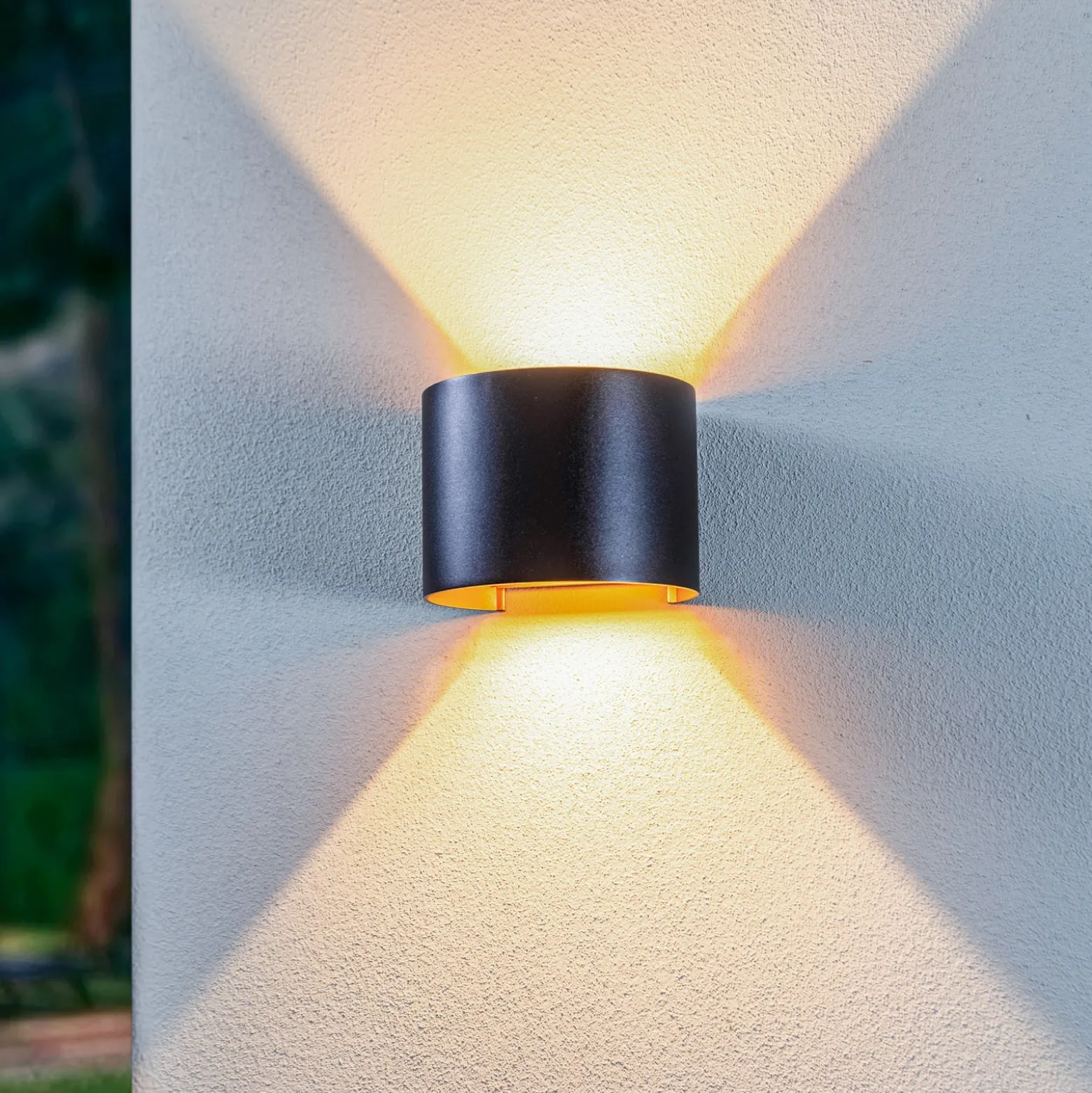 Lámpara de pared LED para exteriores Nivar de Lindby, redonda, negro/dorado,