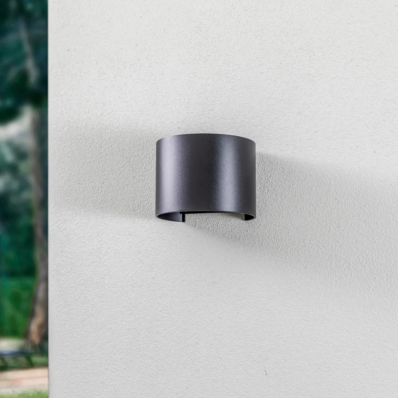 Lámpara de pared LED para exteriores Nivar de Lindby, redonda, negra, IP54