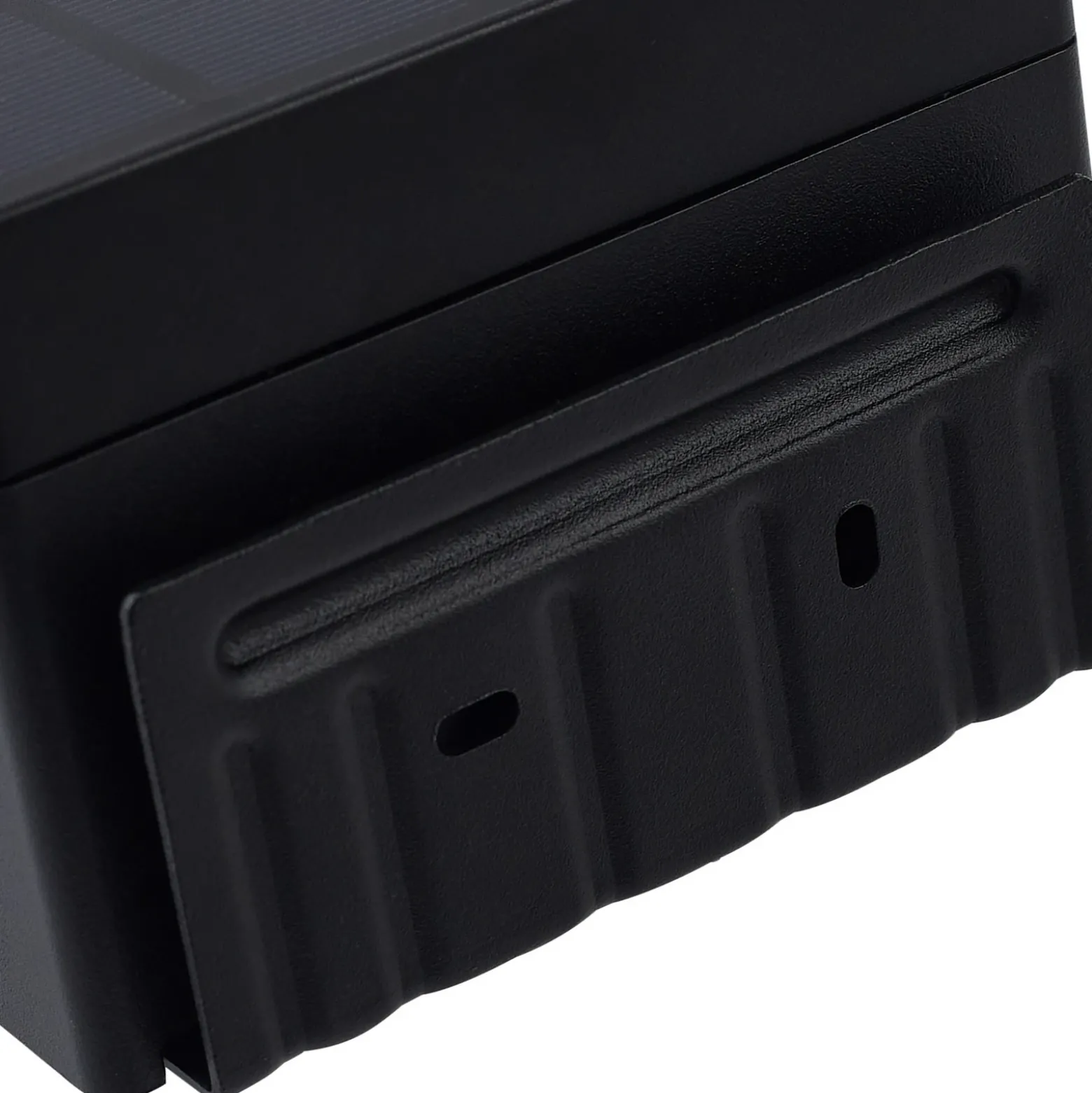 Lámpara de pared solar LED Eleazar de Lindby, negra, con sensor, atenuable