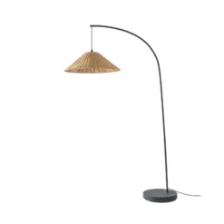Lámpara de pie exterior Lucande Taniola, cónica, ratán, 195 cm, IP44