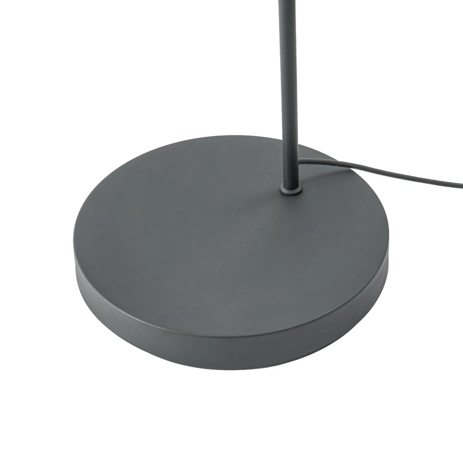 Lámpara de pie exterior Lucande Taniola, cónica, ratán, 195 cm, IP44