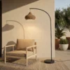 Lámpara de pie exterior Lucande Taniola, beige, ratán, 195 cm, IP44