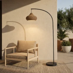 Lámpara de pie exterior Lucande Taniola, beige, ratán, 195 cm, IP44