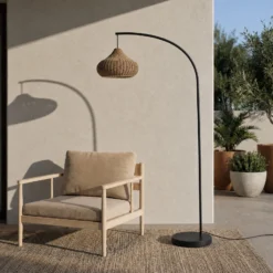 Lámpara de pie exterior Lucande Taniola, beige, ratán, 195 cm, IP44