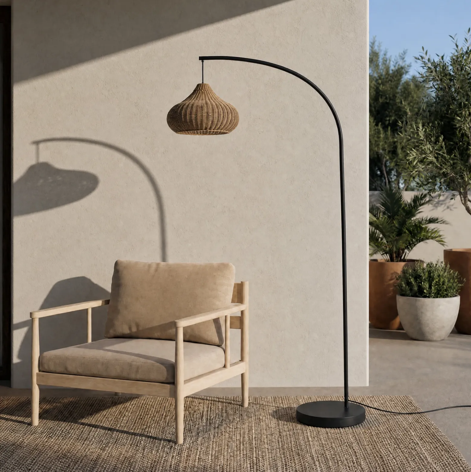 Lámpara de pie exterior Lucande Taniola, beige, ratán, 195 cm, IP44