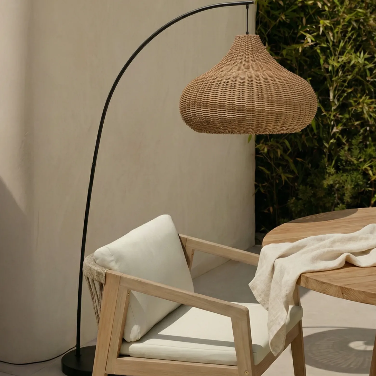 Lámpara de pie exterior Lucande Taniola, beige, ratán, 195 cm, IP44