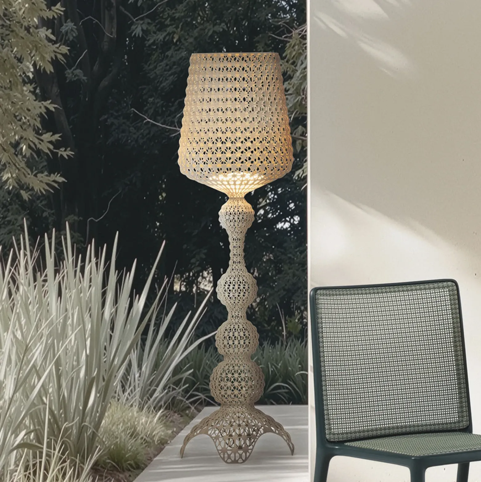 Lámpara de pie LED exterior Kartell Kabuki, gris paloma, IP44, atenuable