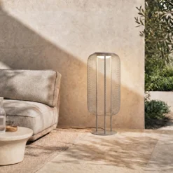 Lámpara de pie LED exterior Lucande Korvyn, gris piedra, 80 cm, IP44