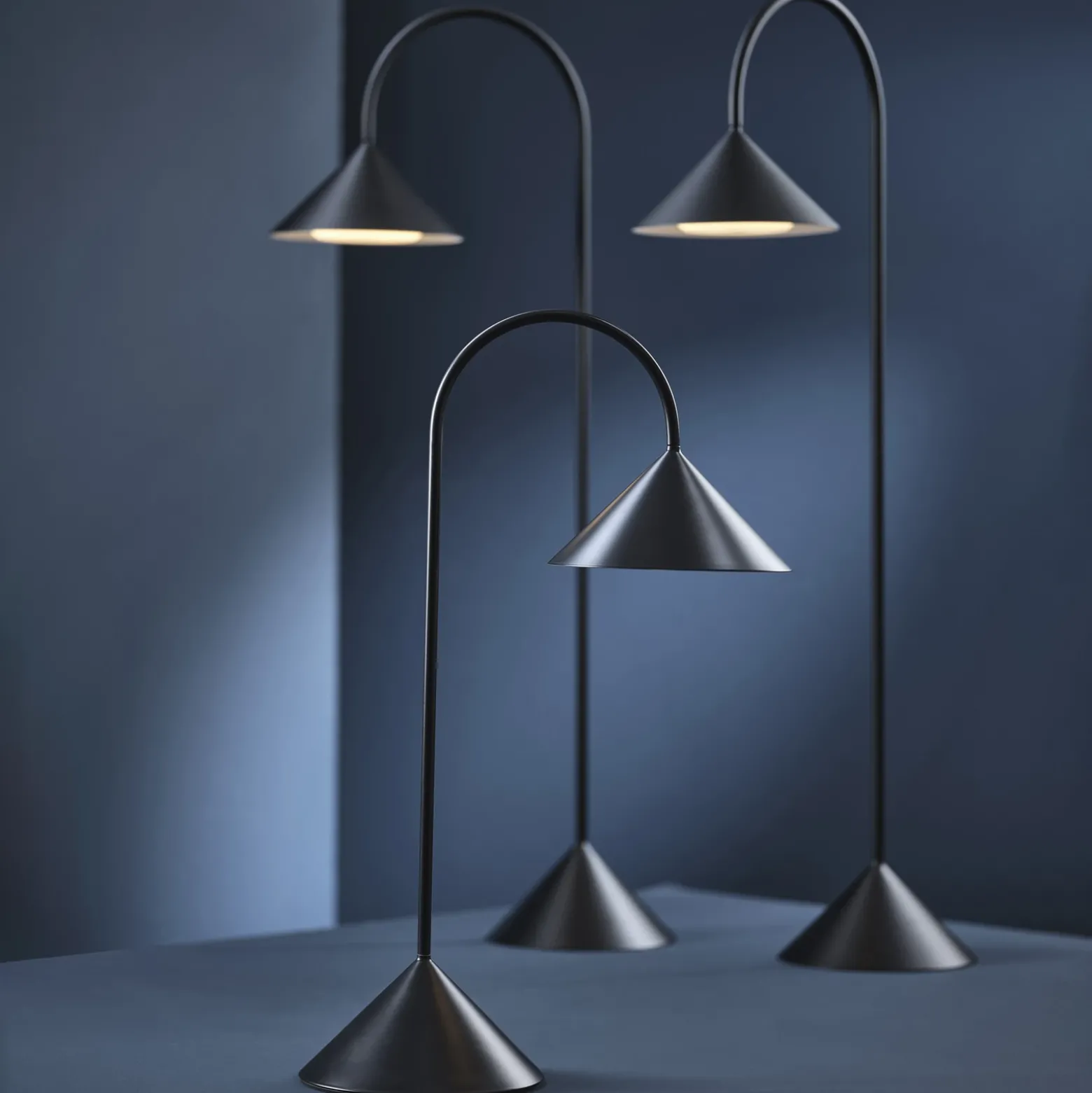 Lámpara de pie LED FRANDSEN Grasp, negra, 72 cm, metal